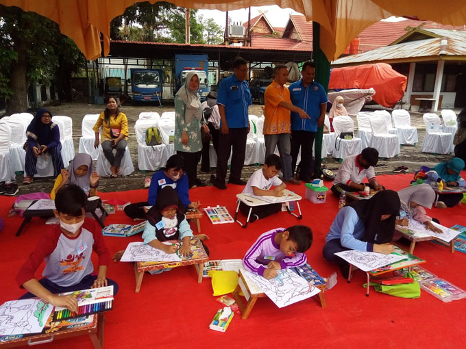 Kepala Dinas Sosial Provinsi Riau Tengku Zul Efendi SH MSi, Ketua Dewan Pengurus Daerah DPD) Perkumpulan Penyandang Disabilitas Indonesia (PPDI) Riau Drs Surflaymen dan Sekretaris Kurniawan meninjau para peserta lomba kretivitas kerajinan tangan stik es k
